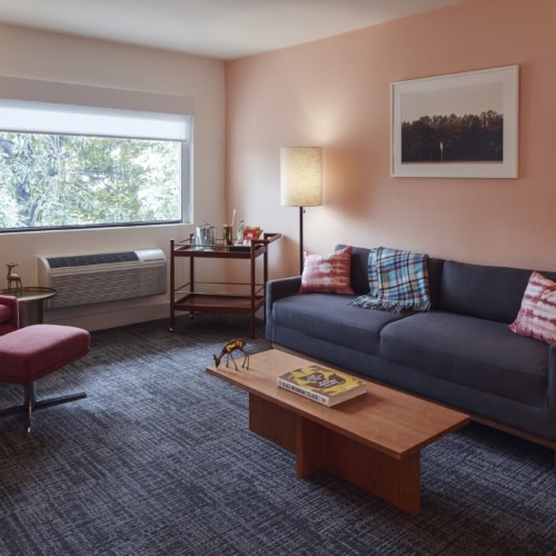 The Longleaf Hotel & Lounge